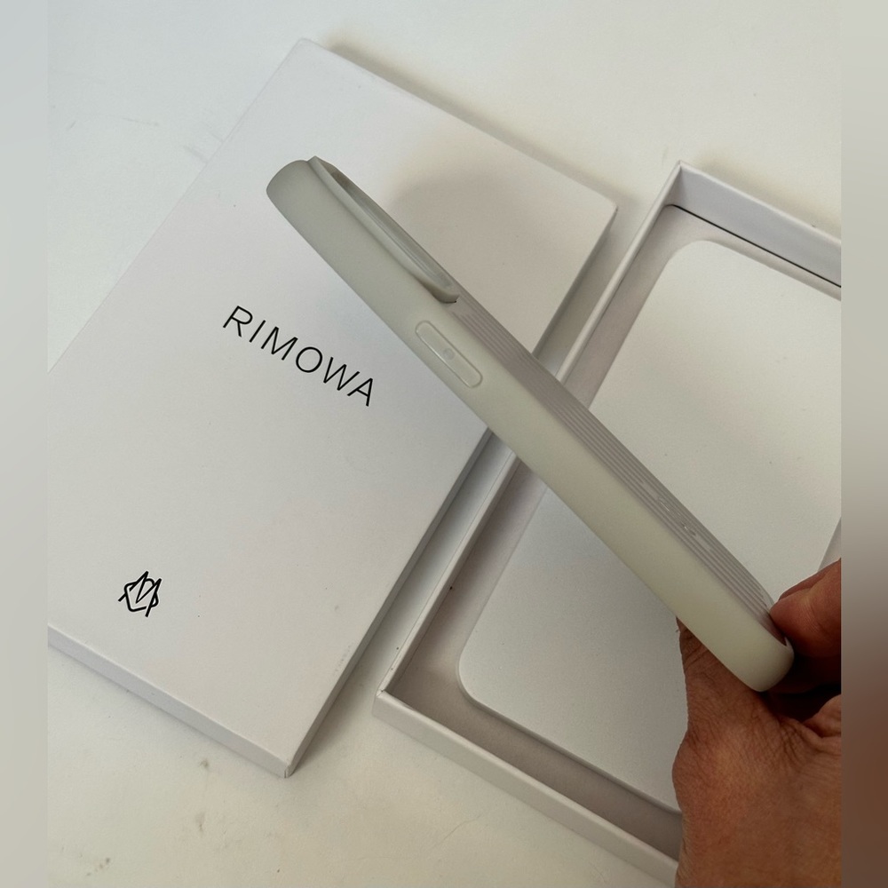 Rimowa iphone case compatible for iPhone 15 Pro - Picture 2 of 10